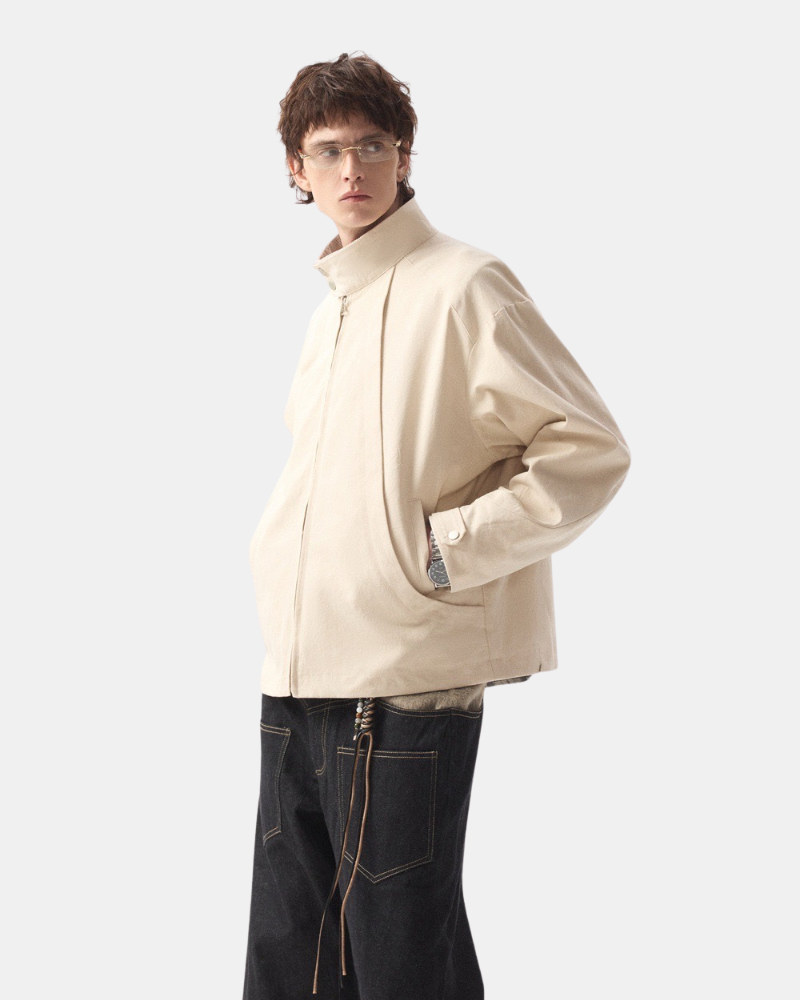 Chaqueta con cremallera y cuello alto