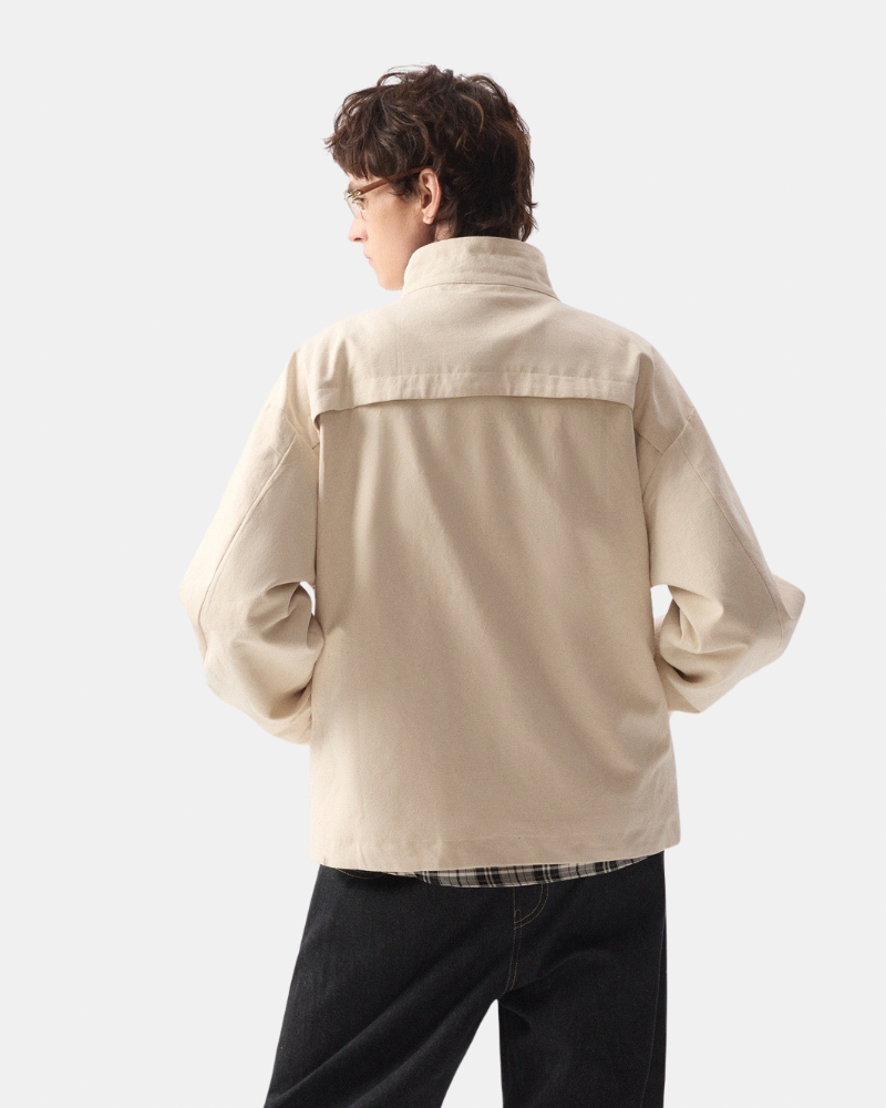 Chaqueta con cremallera y cuello alto