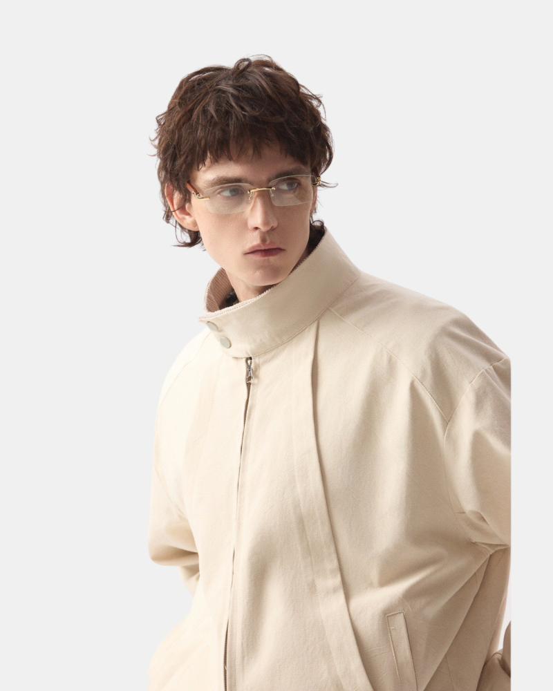 Chaqueta con cremallera y cuello alto