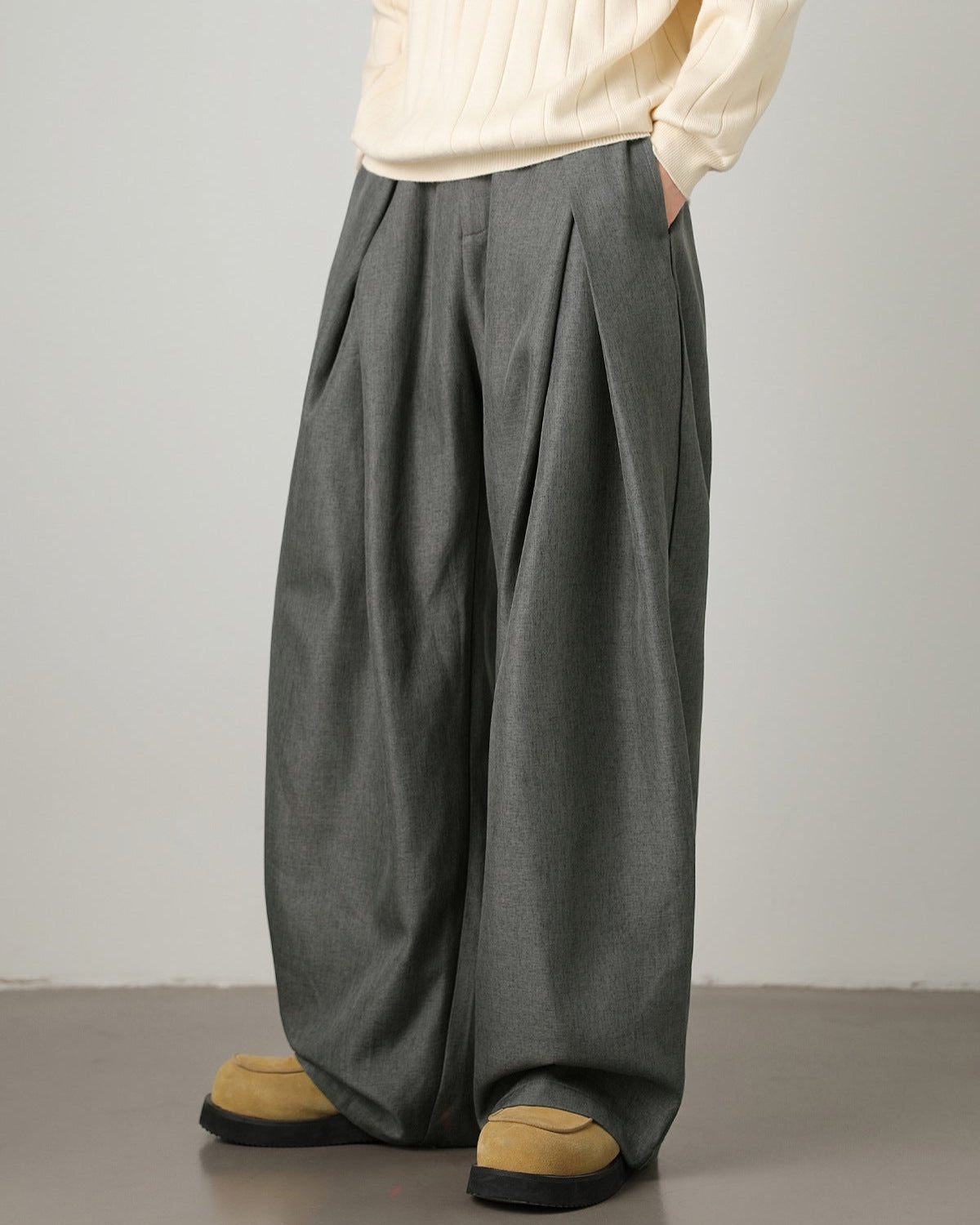 Pantalón plisado de pata ancha