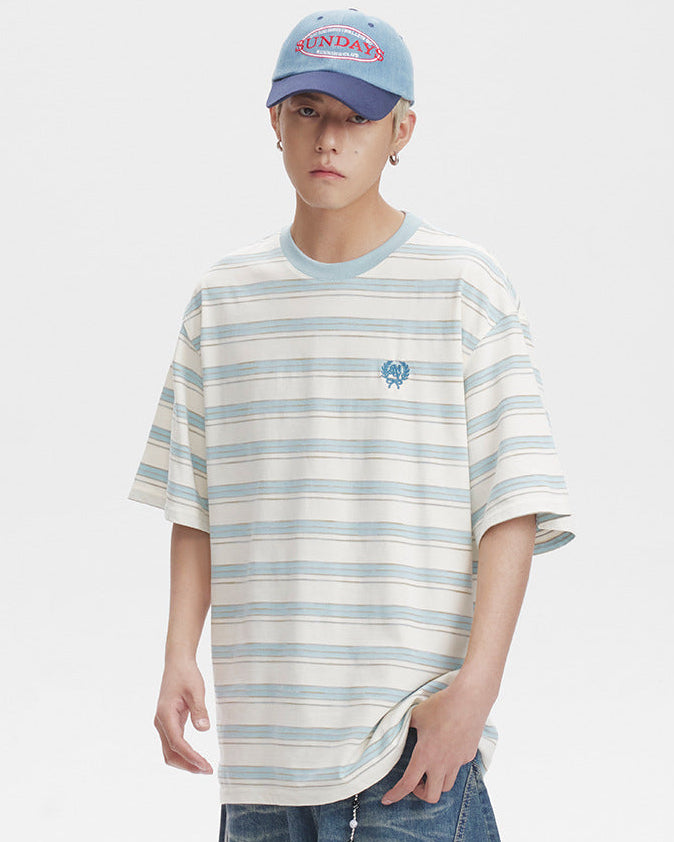 Camiseta de manga corta de rayas bordadas en contraste