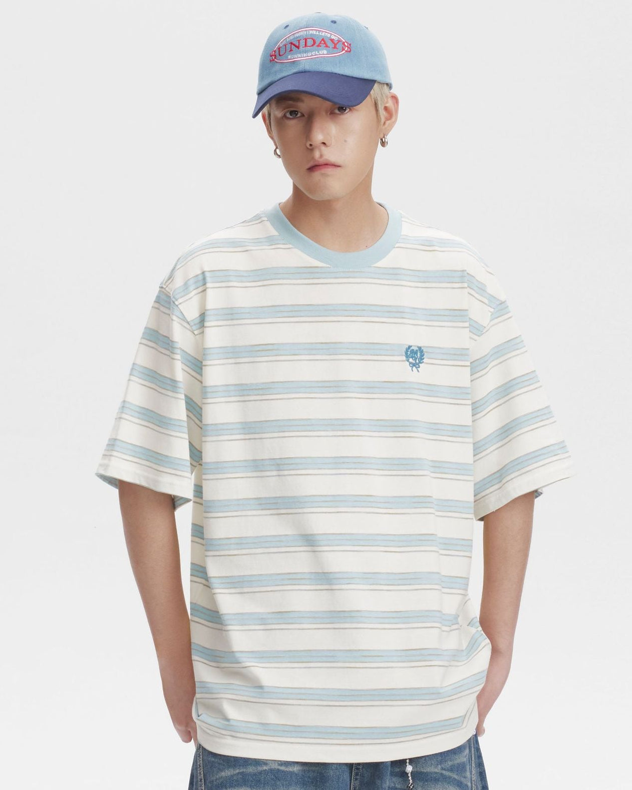 Camiseta de manga corta de rayas bordadas en contraste