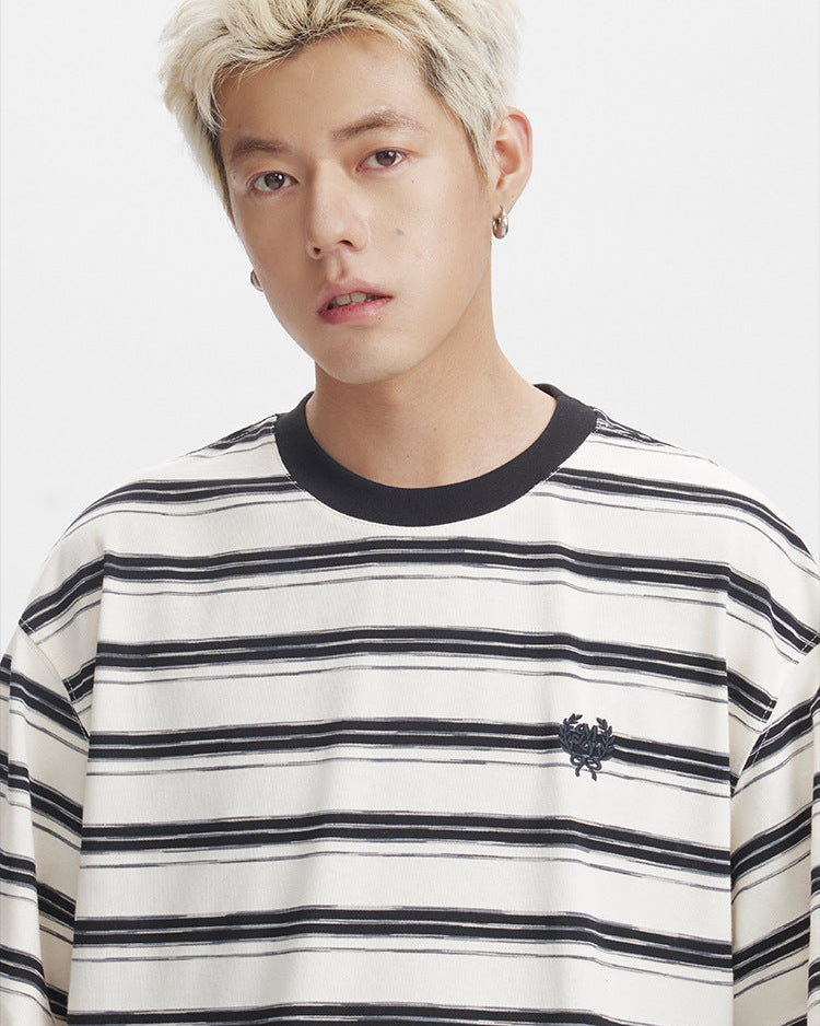 Camiseta de manga corta de rayas bordadas en contraste