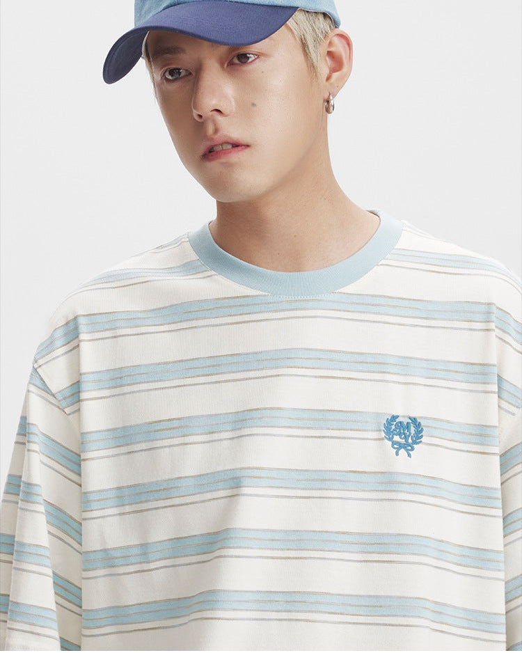 Camiseta de manga corta de rayas bordadas en contraste