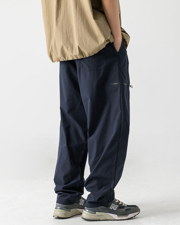 Le pantalon cargo plissé Axis