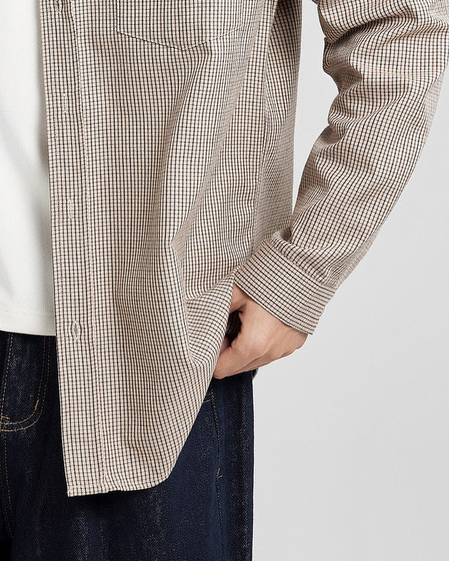 La chemise à carreaux brossés au carbone