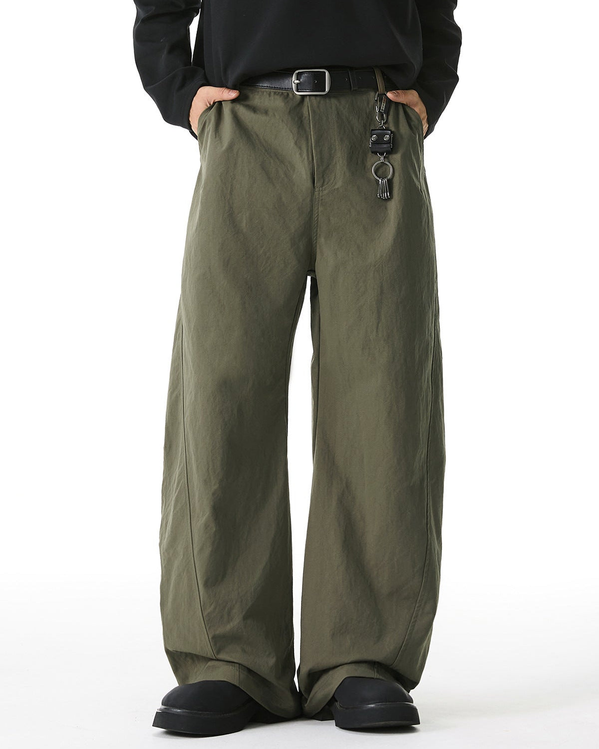 Le pantalon à panneau plissé divisé