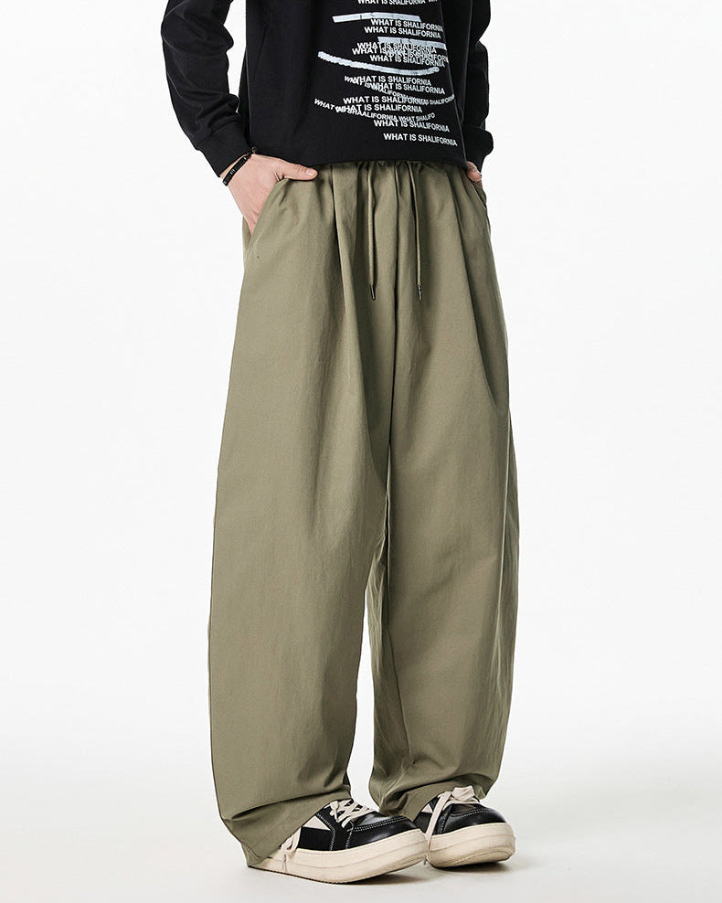 Le pantalon large plissé à plis de contour