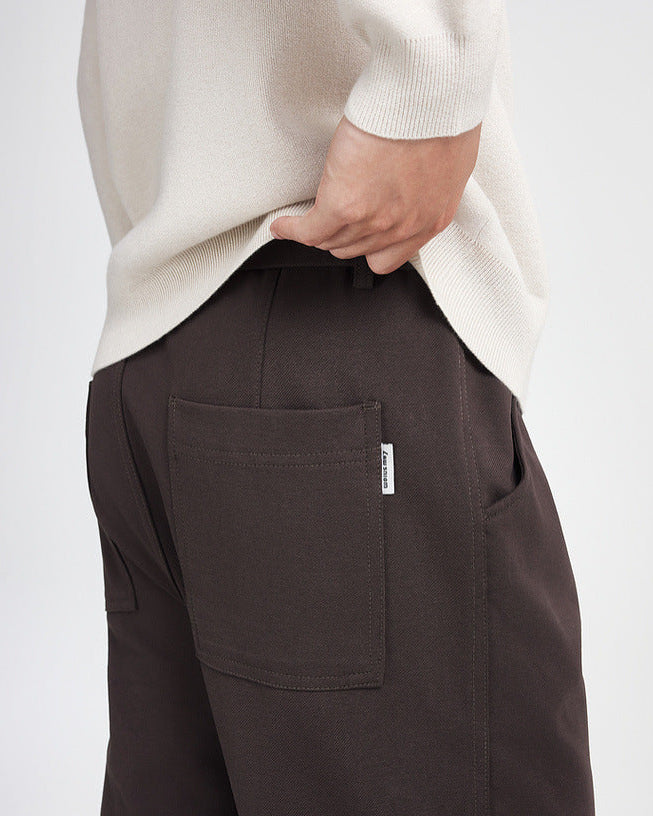 Le pantalon classique en sergé haute densité