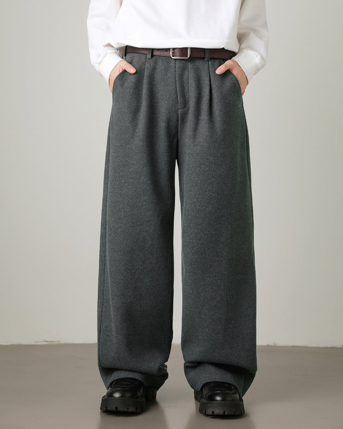 Pantalon à jambes larges en laine