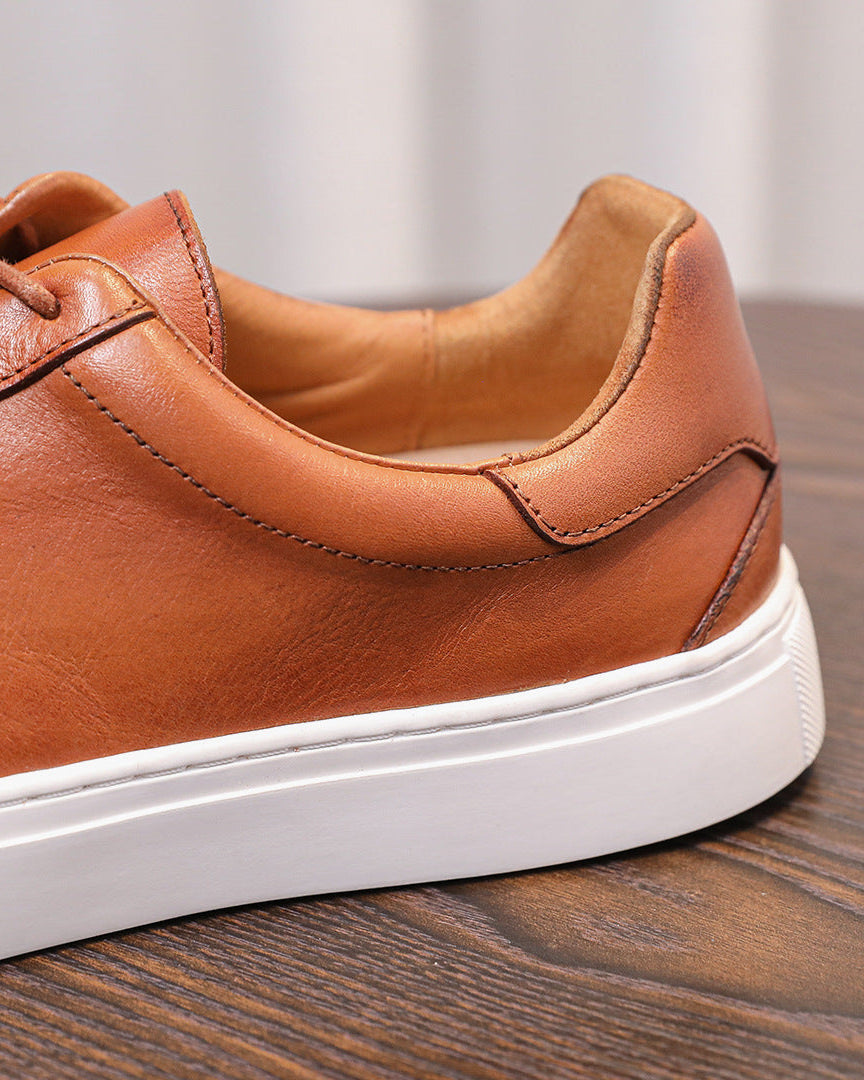 Sepatu kets rendah berbahan kulit dan suede dengan sol karet