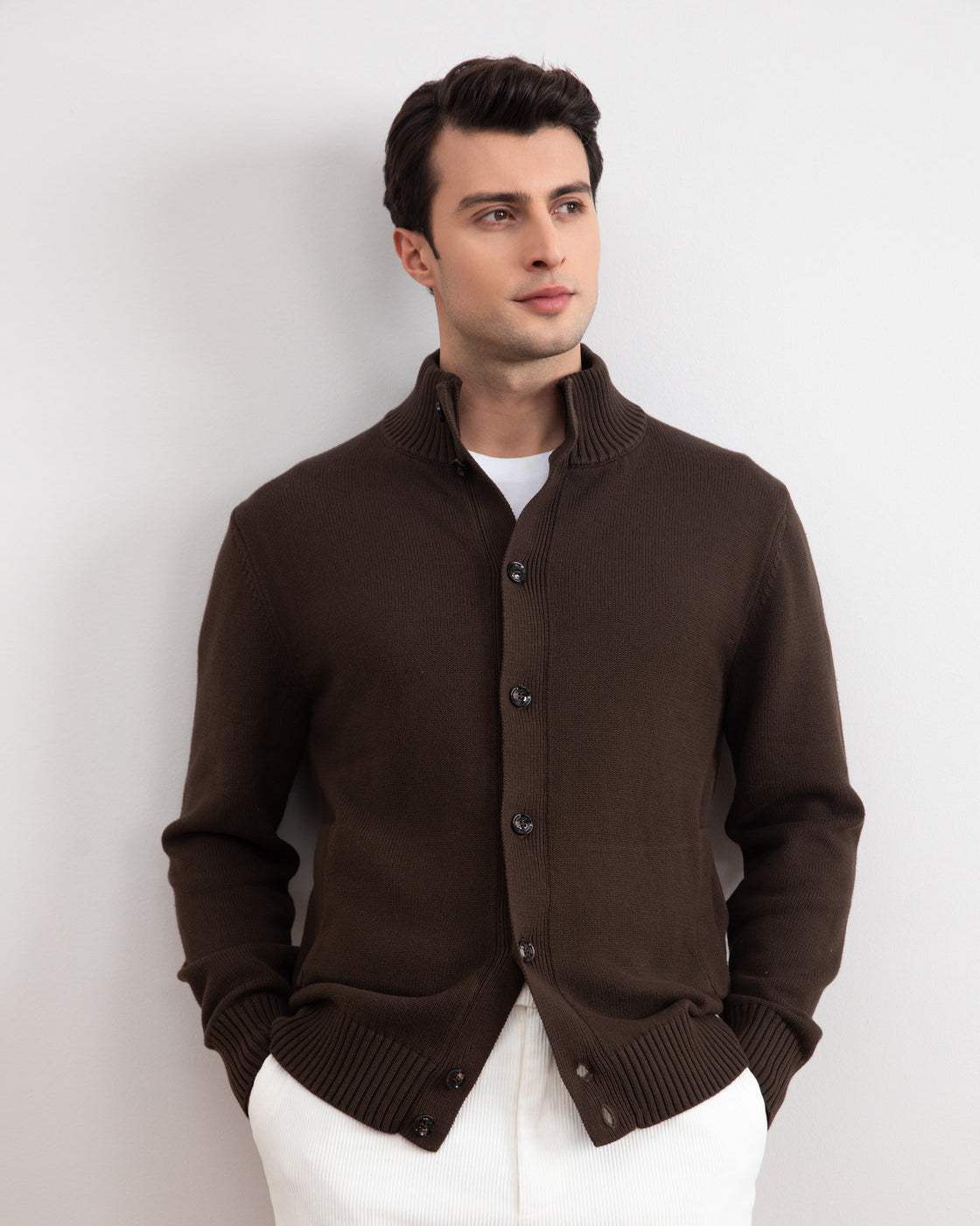 Cardigan marrone a coste con chiusura a bottoni e tasche