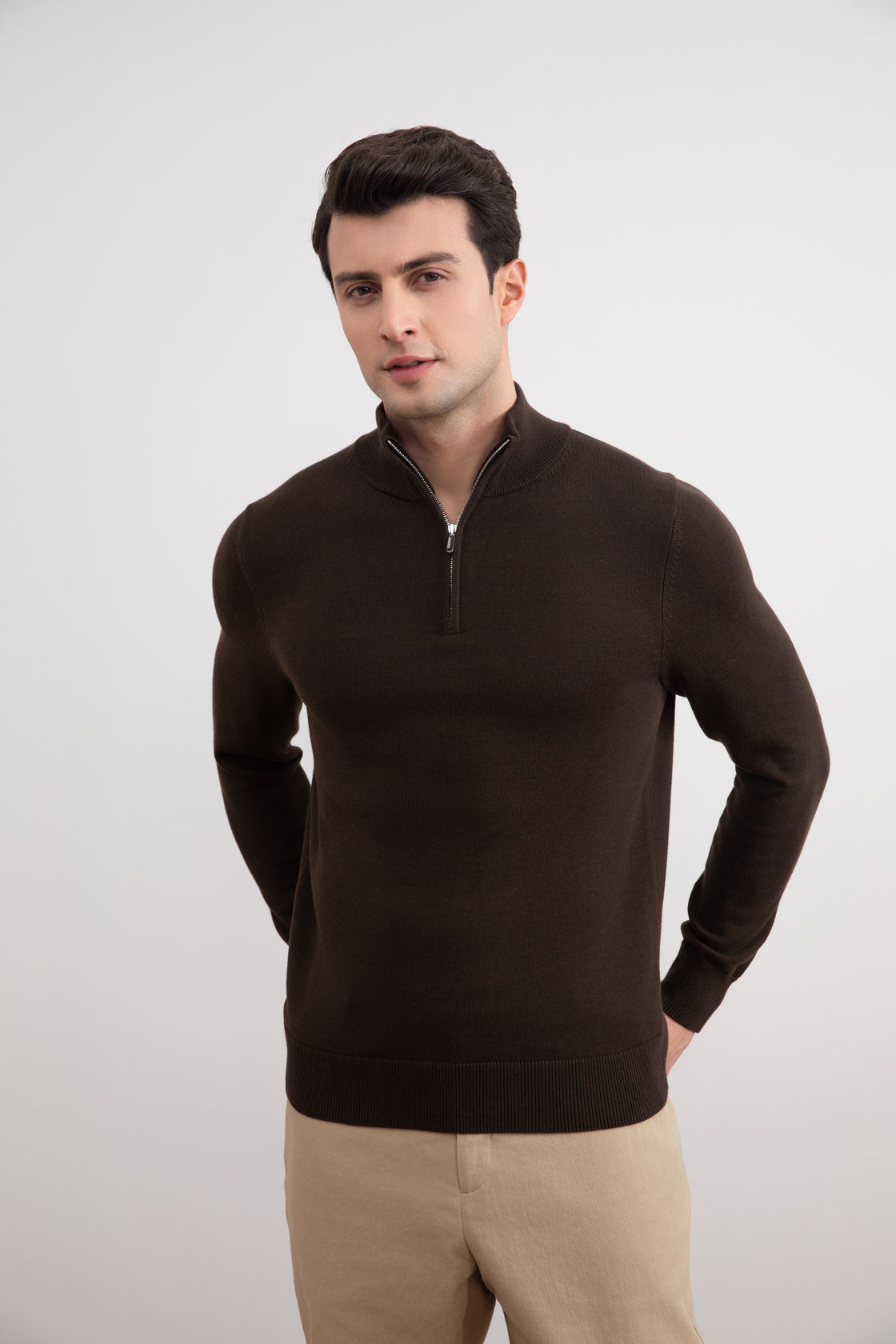 Maglione marrone con mezza zip
