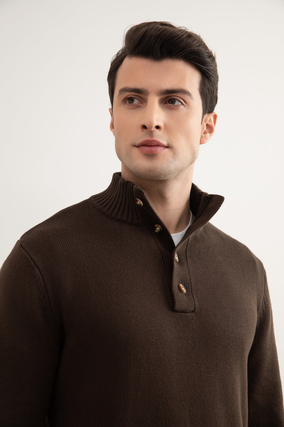 Maglione marrone con bottoni invernali