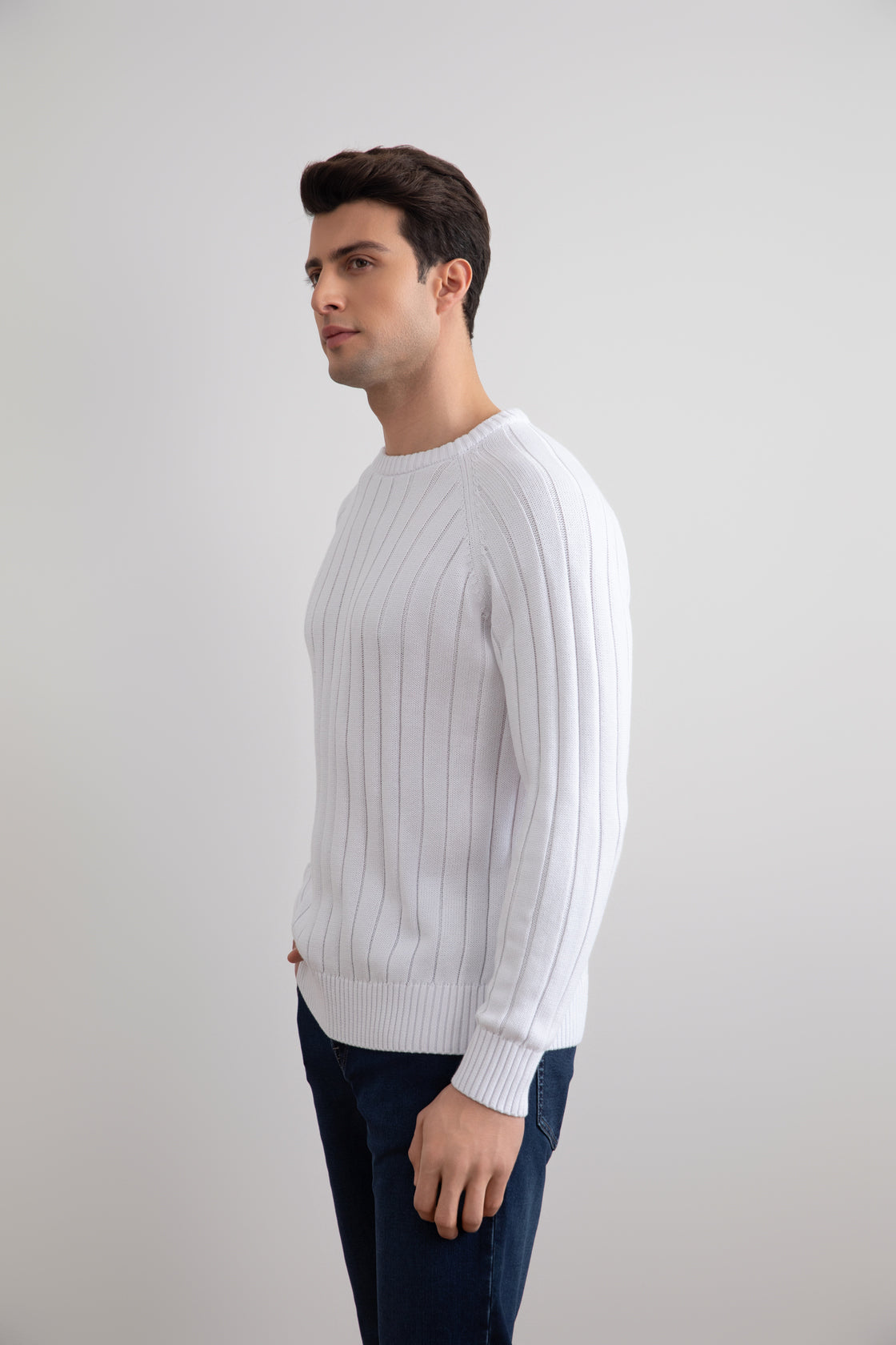 Maglione bianco a coste con girocollo
