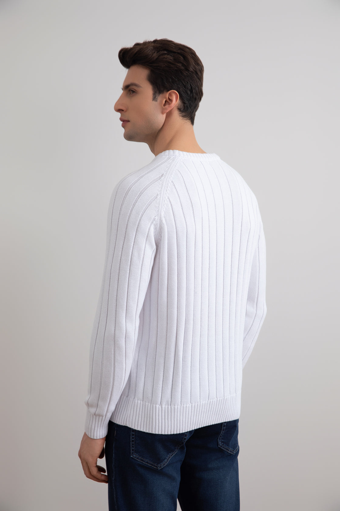 Maglione bianco a coste con girocollo
