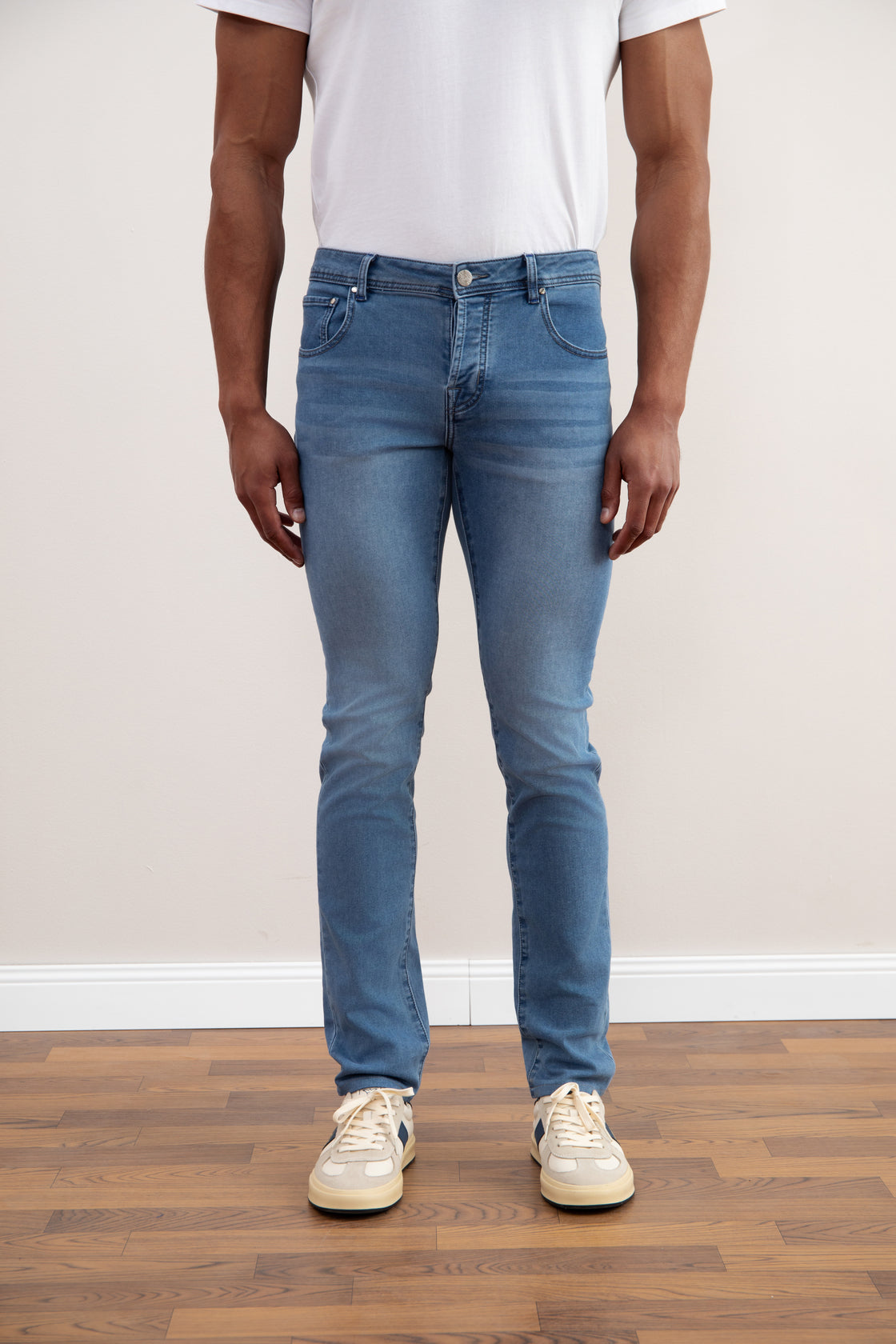 Jeans slim con lavaggio blu chiaro