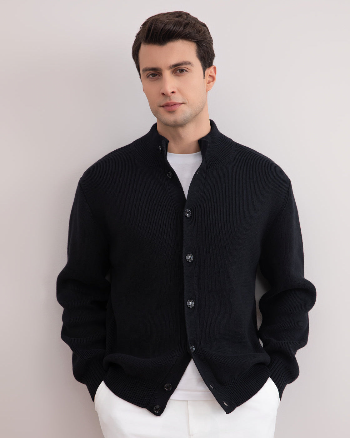 Cardigan nero a coste con chiusura a bottoni