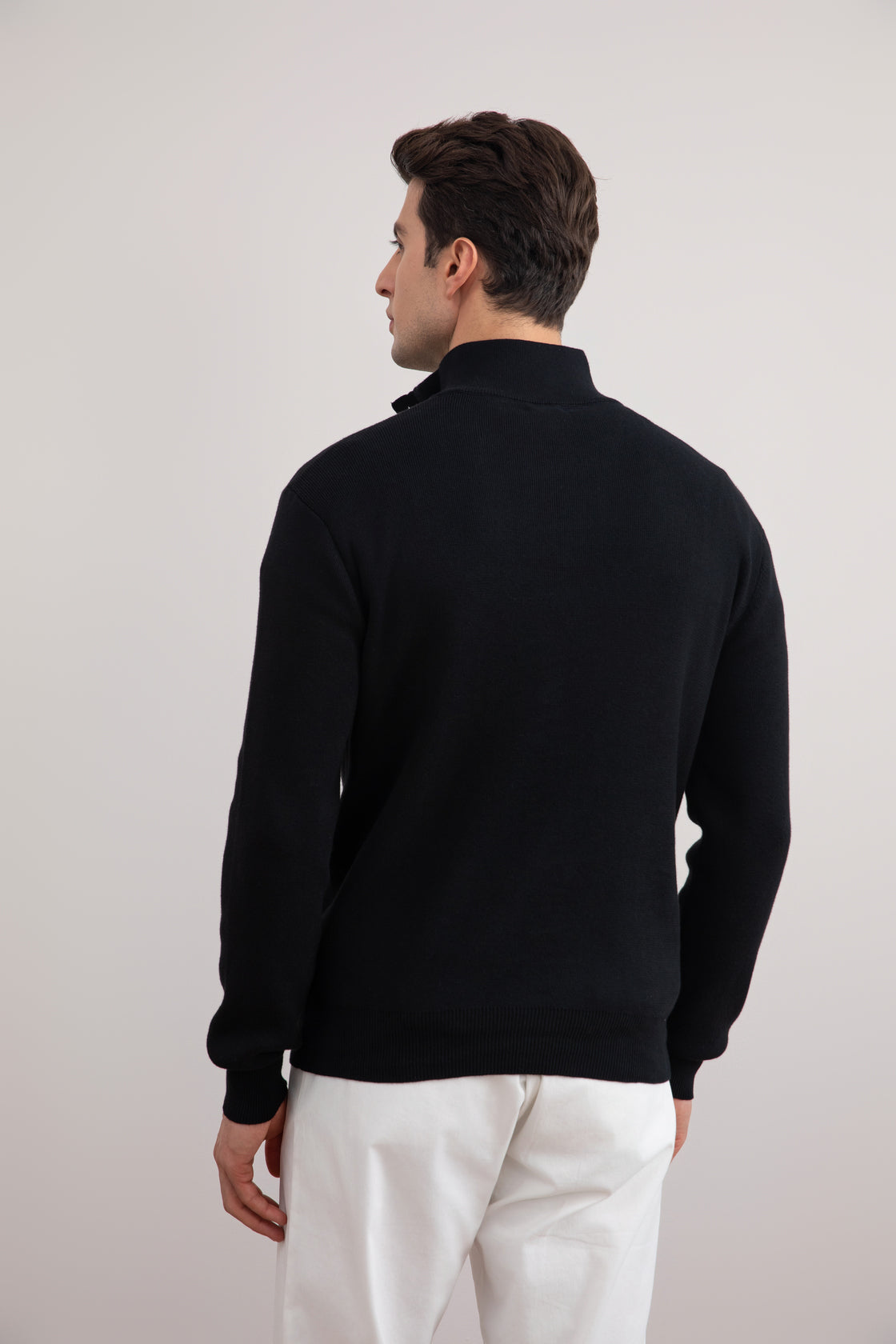 Maglione nero con mezza zip e collo alla coreana