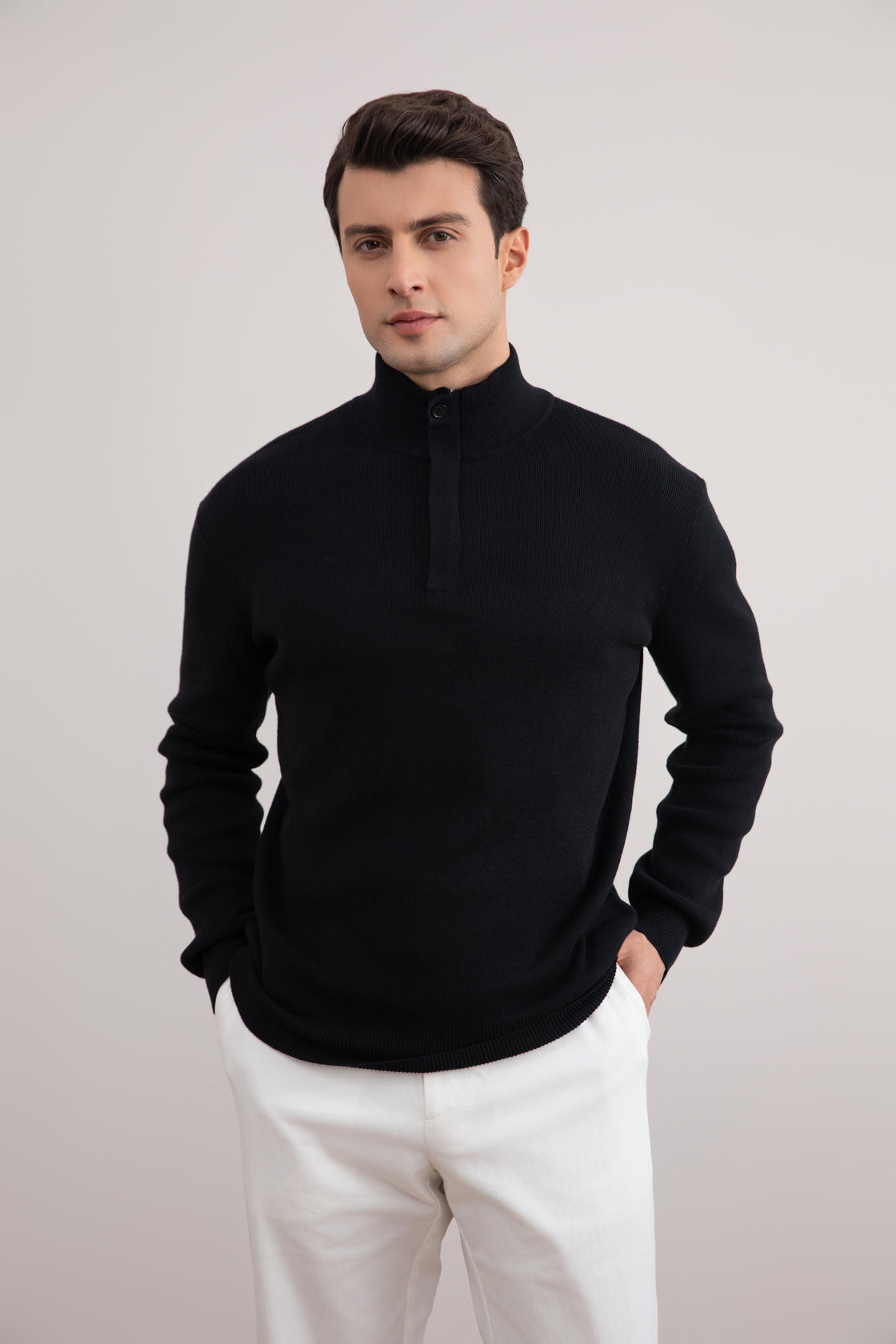 Maglione nero con mezza zip e collo alla coreana