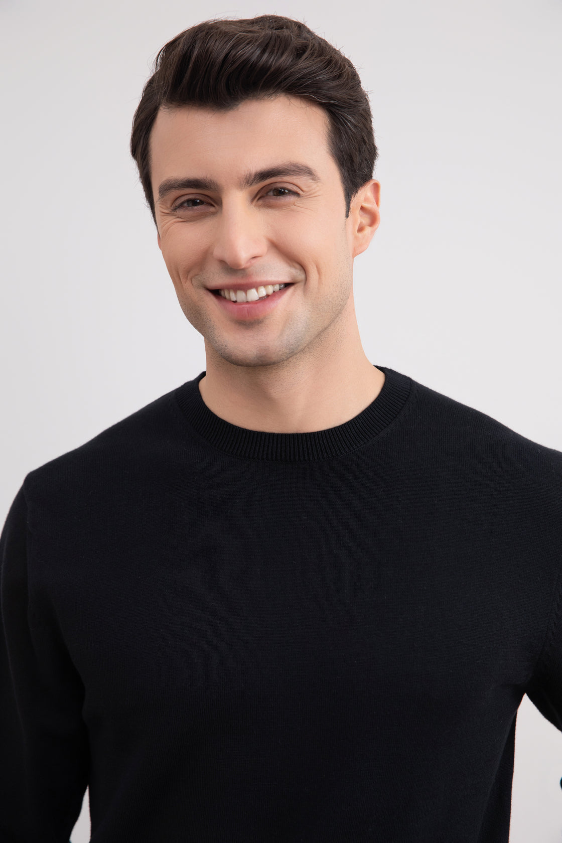 Maglione nero a girocollo
