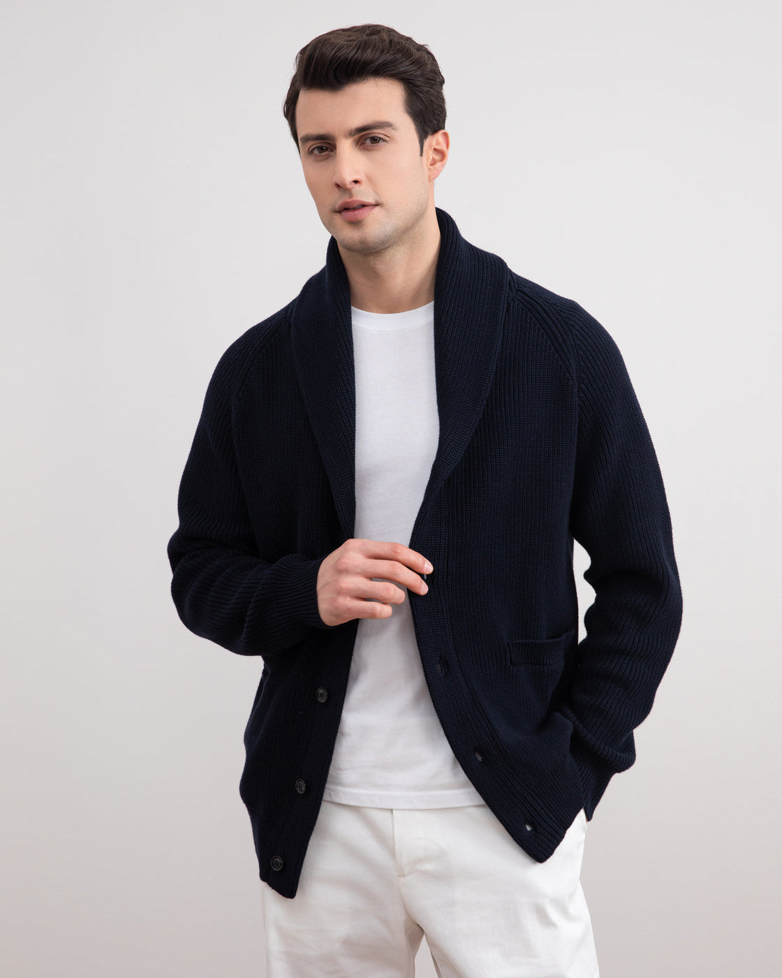 Cardigan a coste con collo a scialle, colore blu, a partire dal mese di giugno.