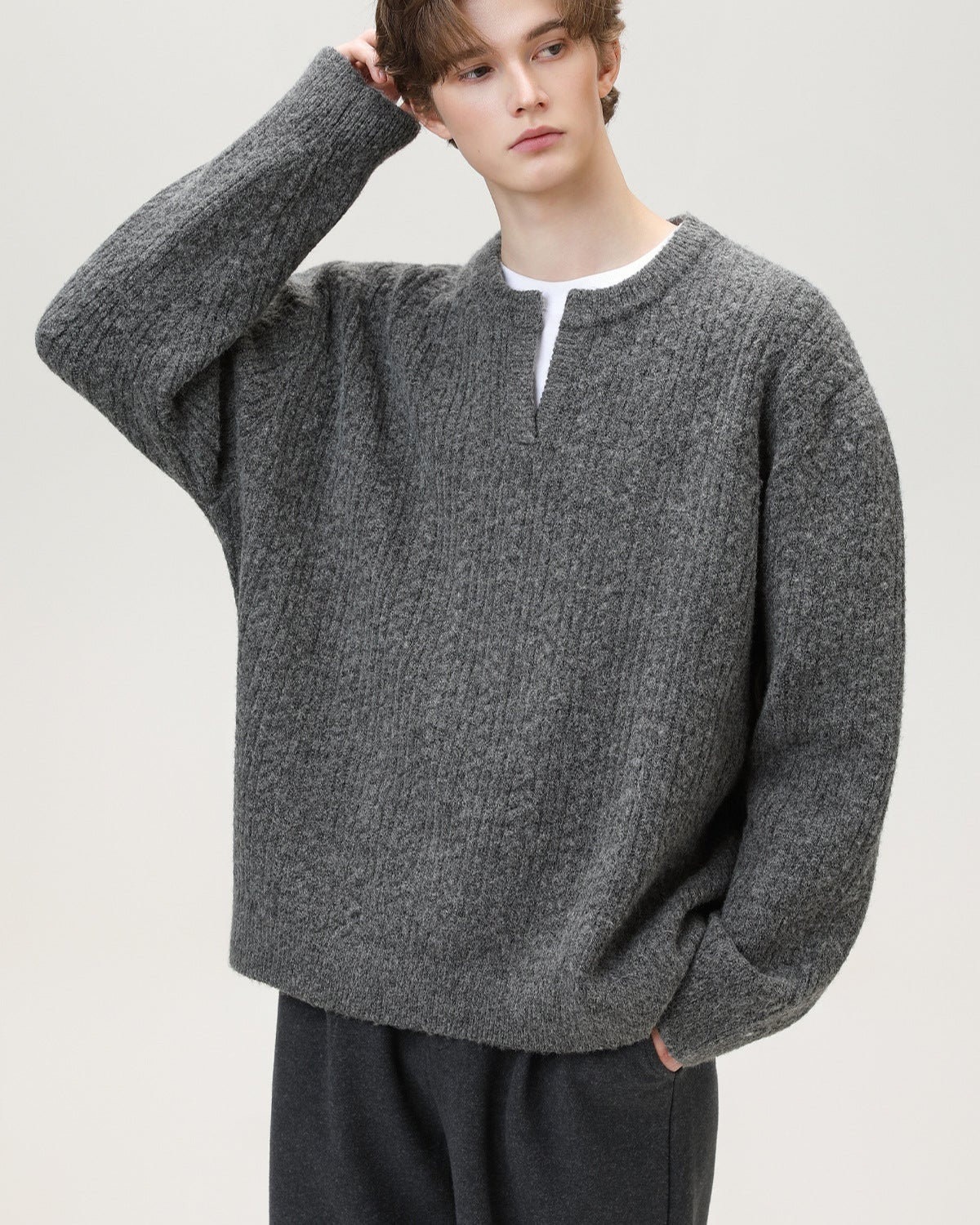 Maglione a maglia con scollo spezzato