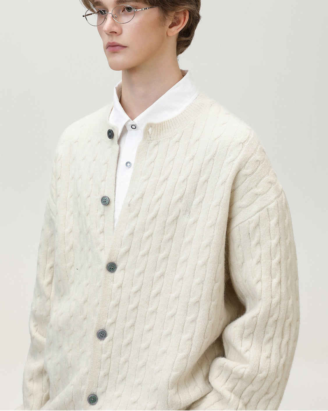 Cardigan con bottoni in maglia a cavo