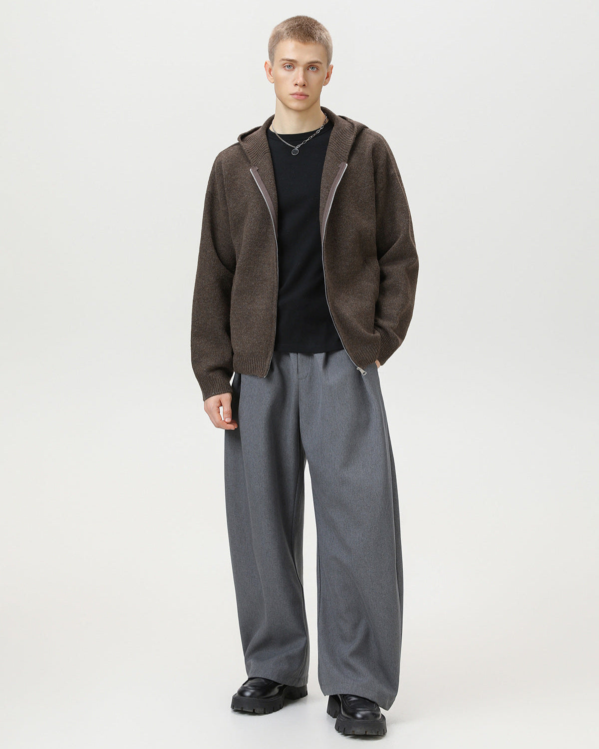 Cardigan minimalista con cappuccio e zip in misto lana