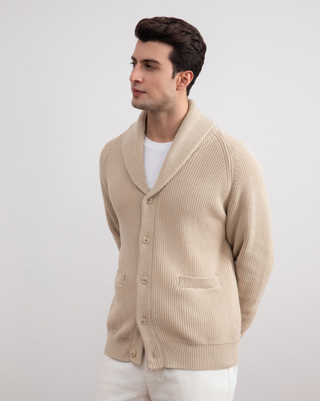 Ribbestrikket cardigan med sjalkrage i beige