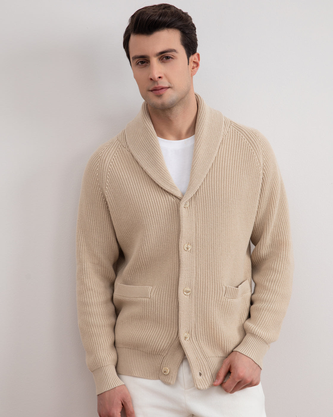 Ribbestrikket cardigan med sjalkrage i beige