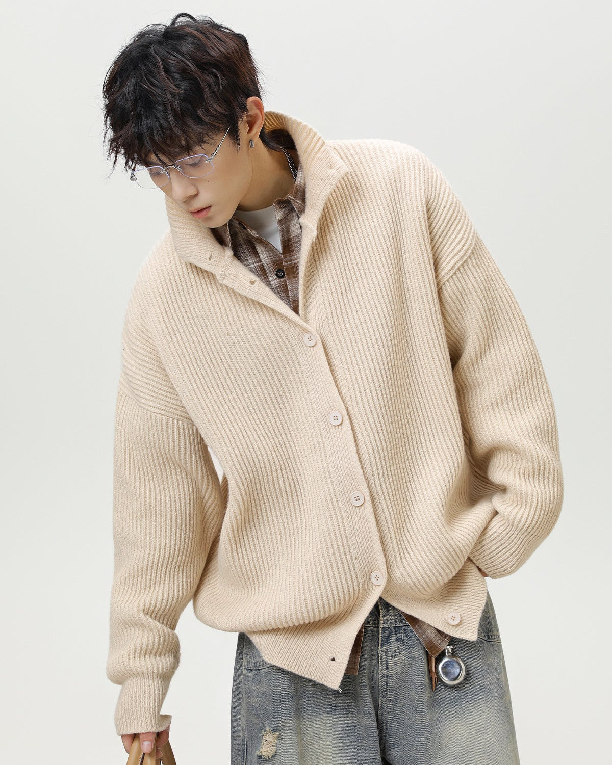 Minimalistisk cardigan i kraftig ribstrikk