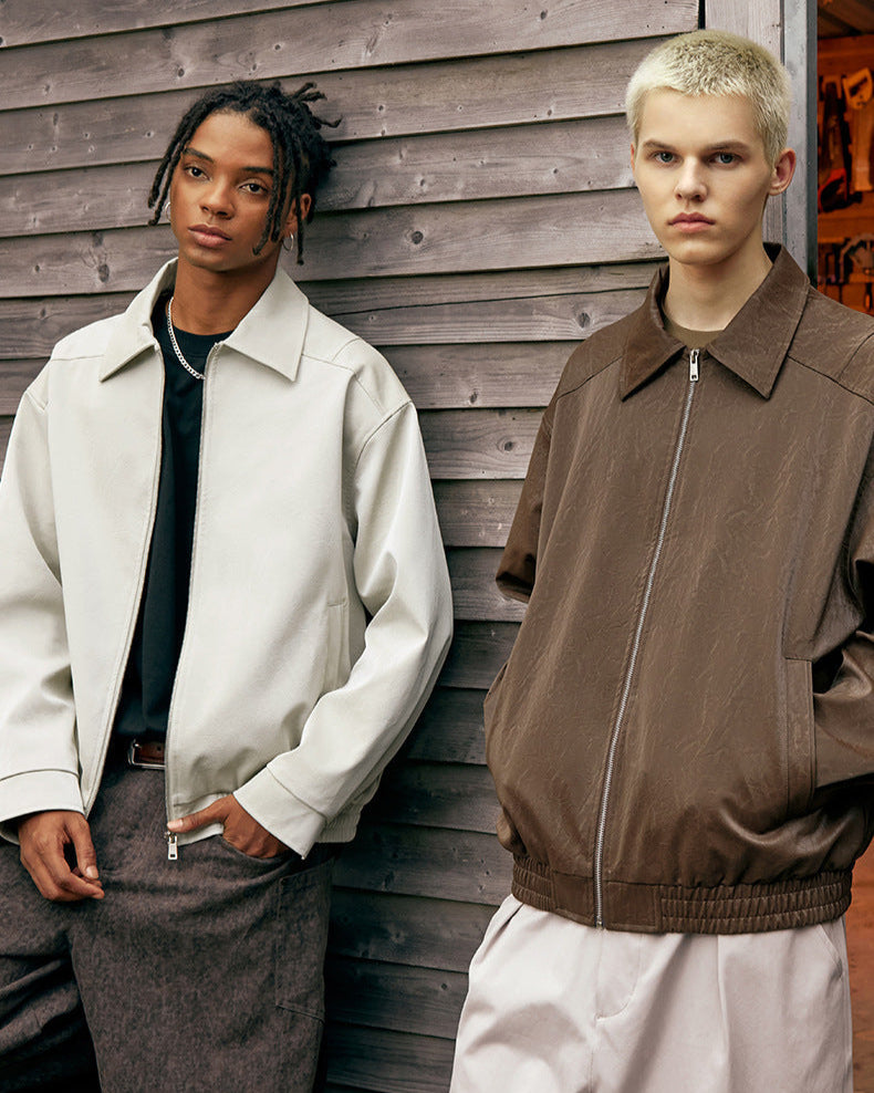 Jakke med glidelås i kunstlær med rynkeeffekt