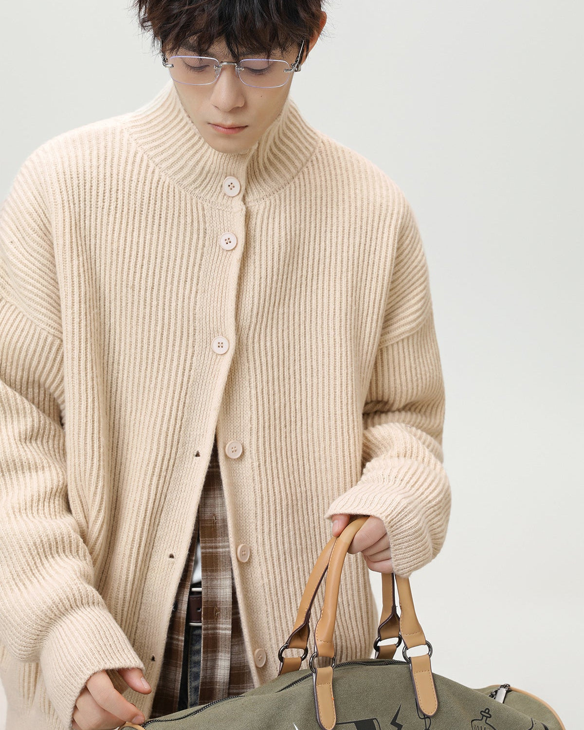 Minimalistisk cardigan i kraftig ribstrikk