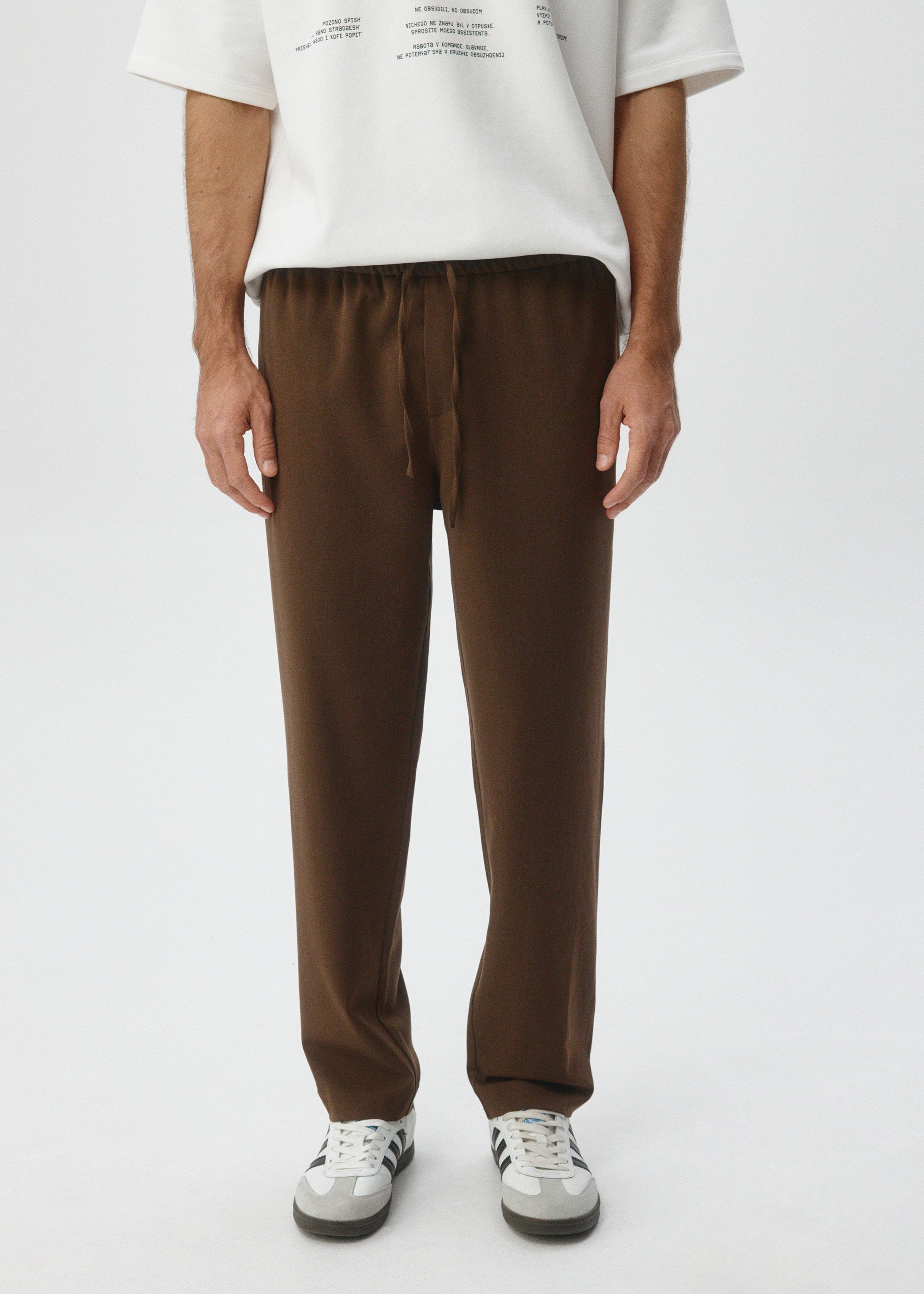 SLIM FIT BROEK MET ELASTISCHE TAILLEBAND EN MID- RISE BRUIN