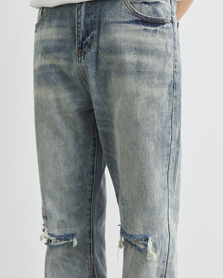 Jeans de brim com pernas largas e desgastadas