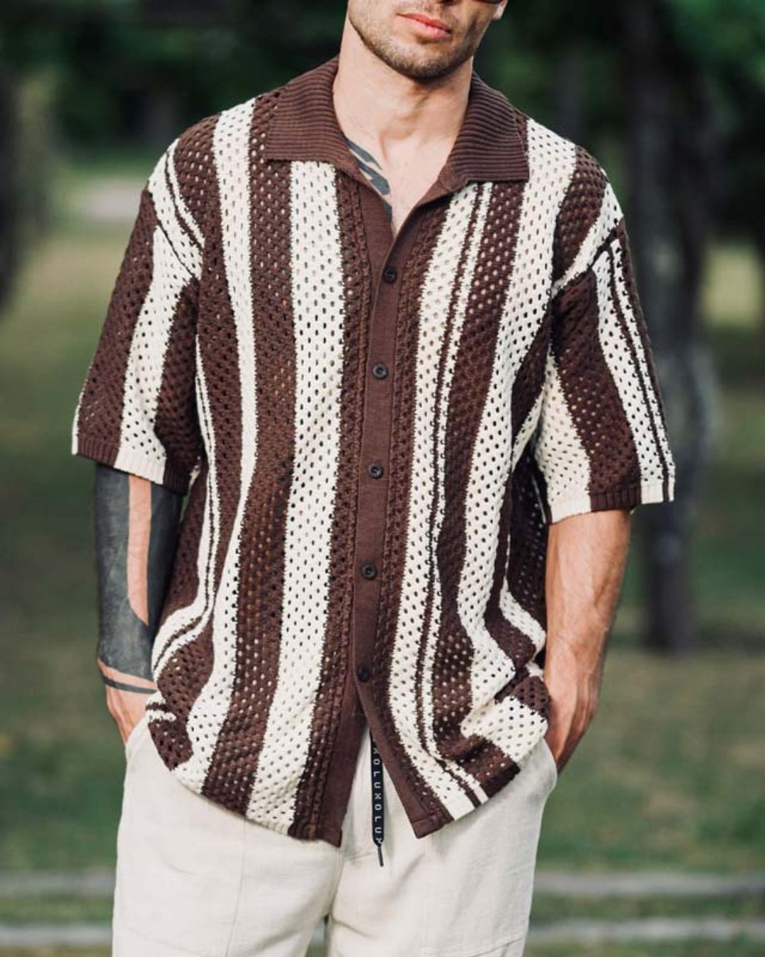 Camisa monocromática de tricô aberto com listras