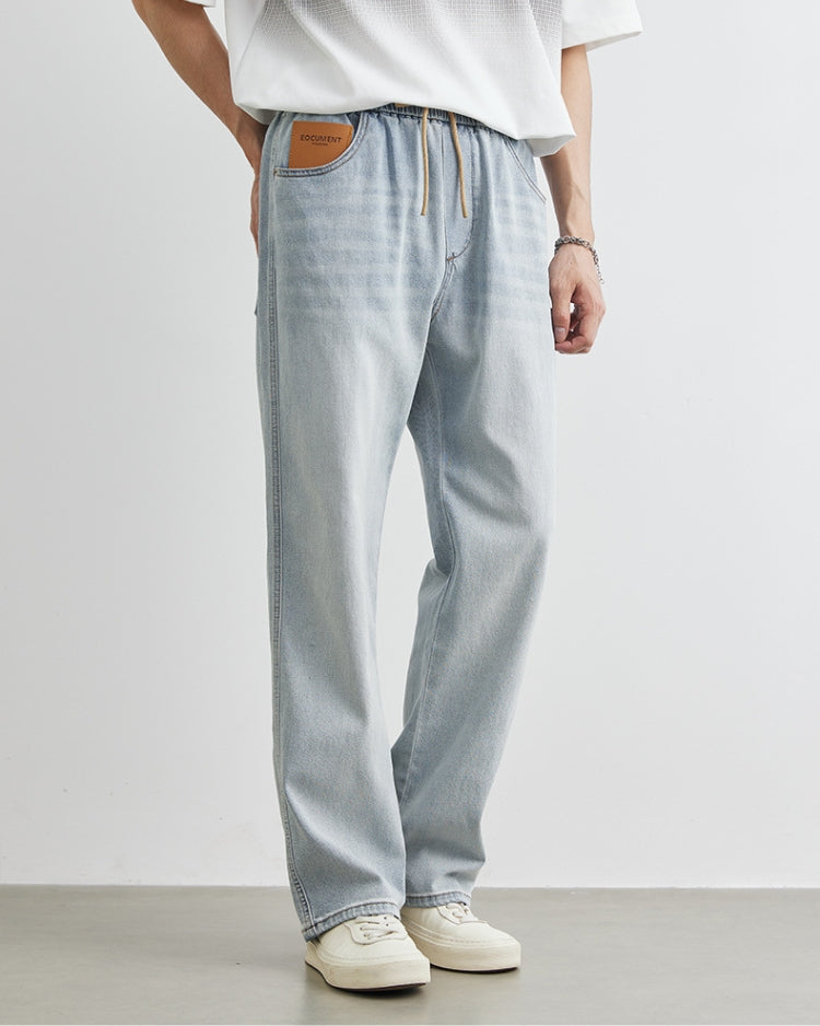 Calça jeans com elástico na cintura e cordão para lavagem clara