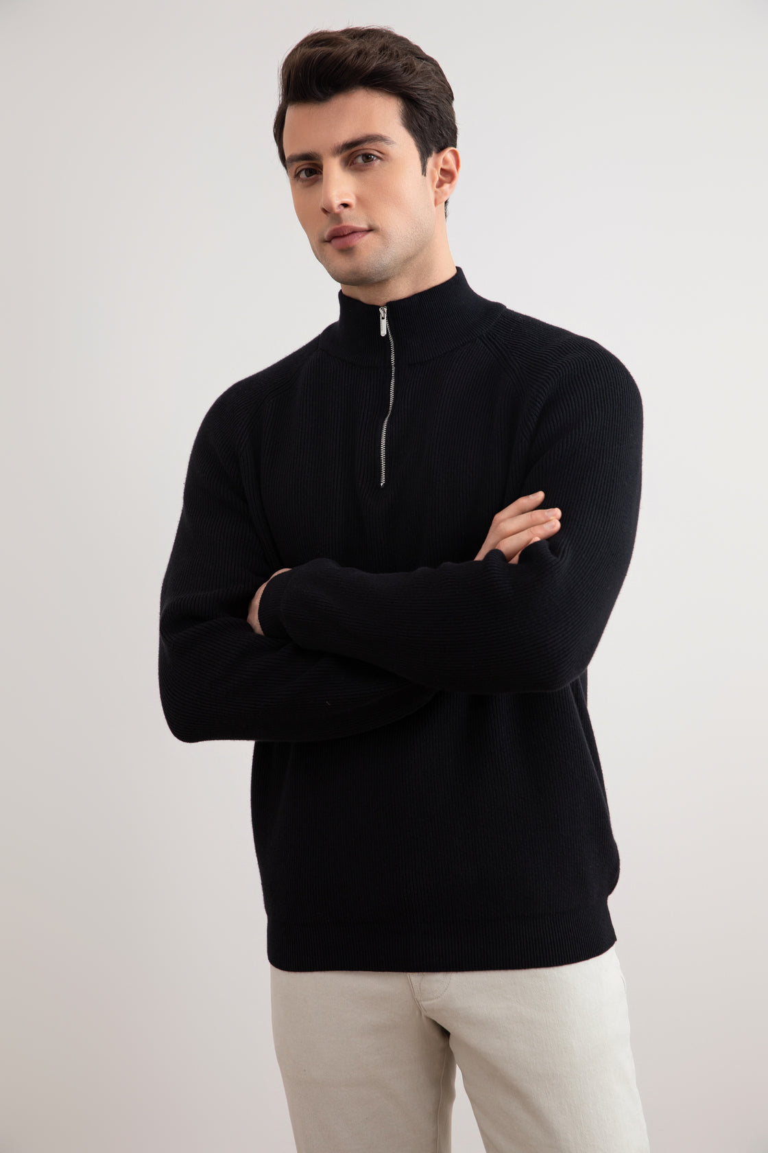 Suéter inglês preto com gola alta e half-zip na metade da gola