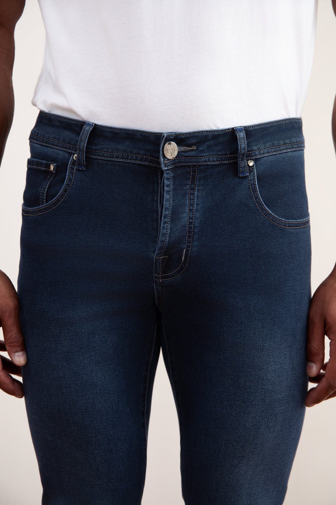 Calça jeans de corte fino com lavagem marinha