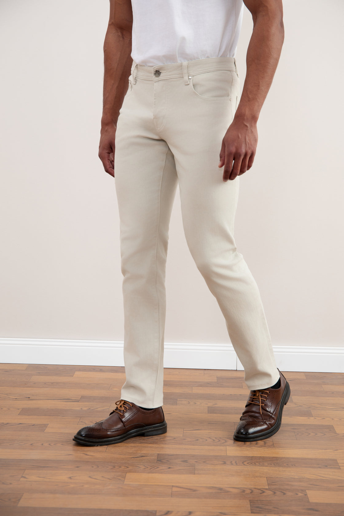 Calça jeans branca com cinco bolsos e lavagem Stone-washed Stretch
