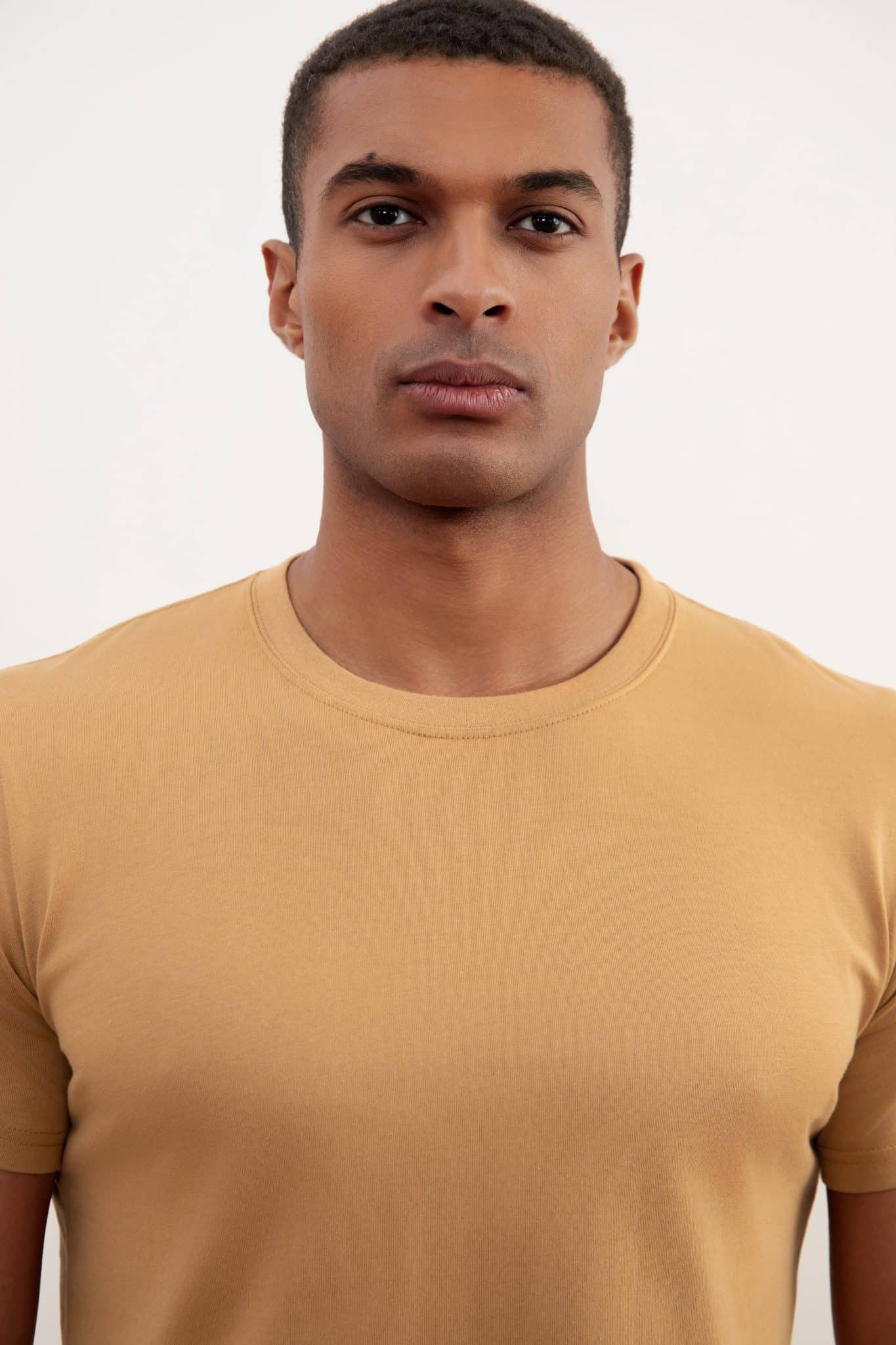 Camiseta Sand Brown Slim Fit com gola alta
