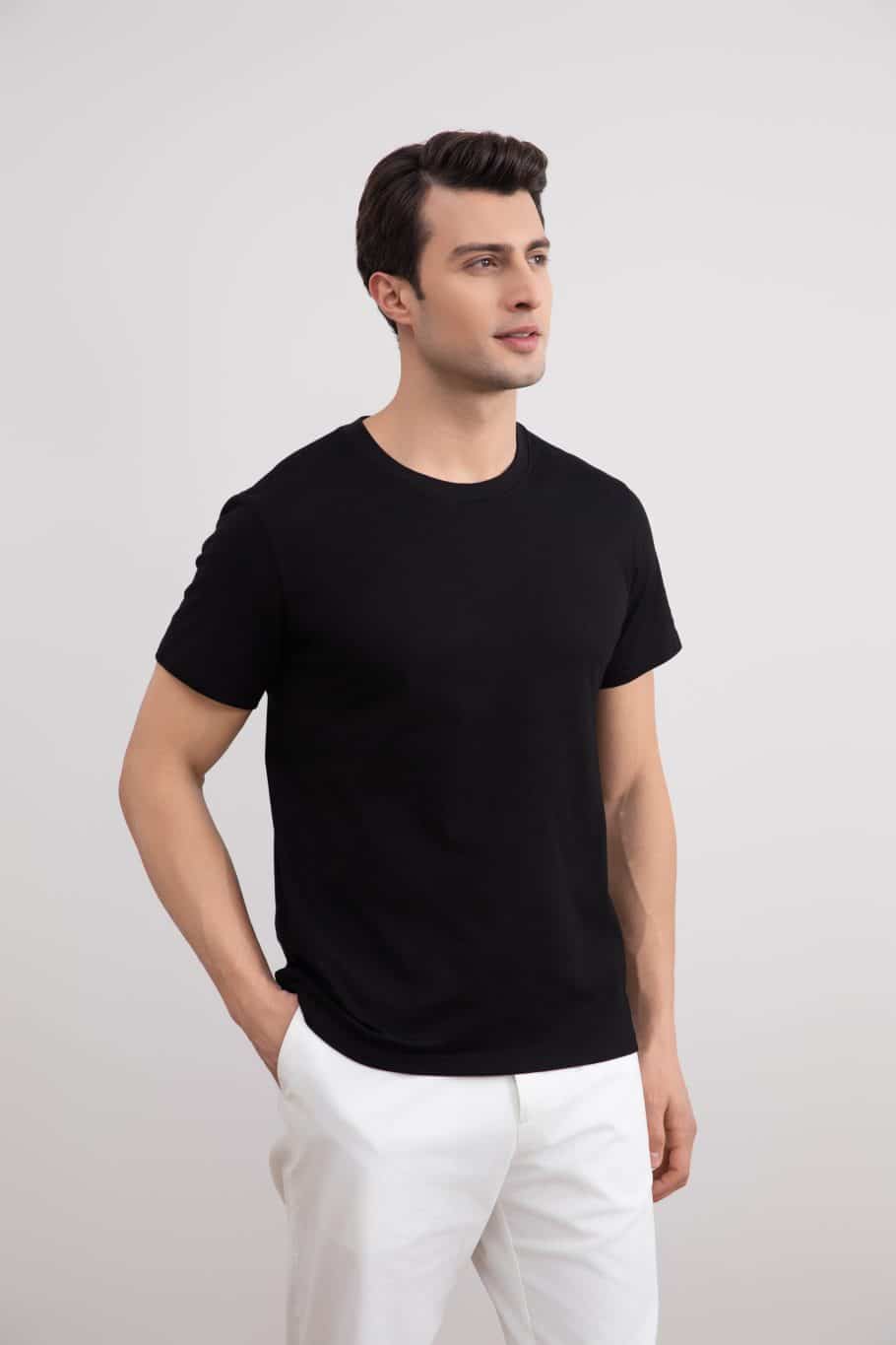 Camiseta preta com gola alta e ajuste fino