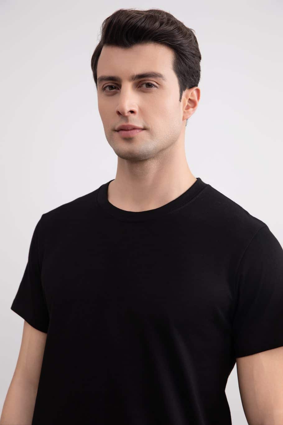 Camiseta preta com gola alta e ajuste fino