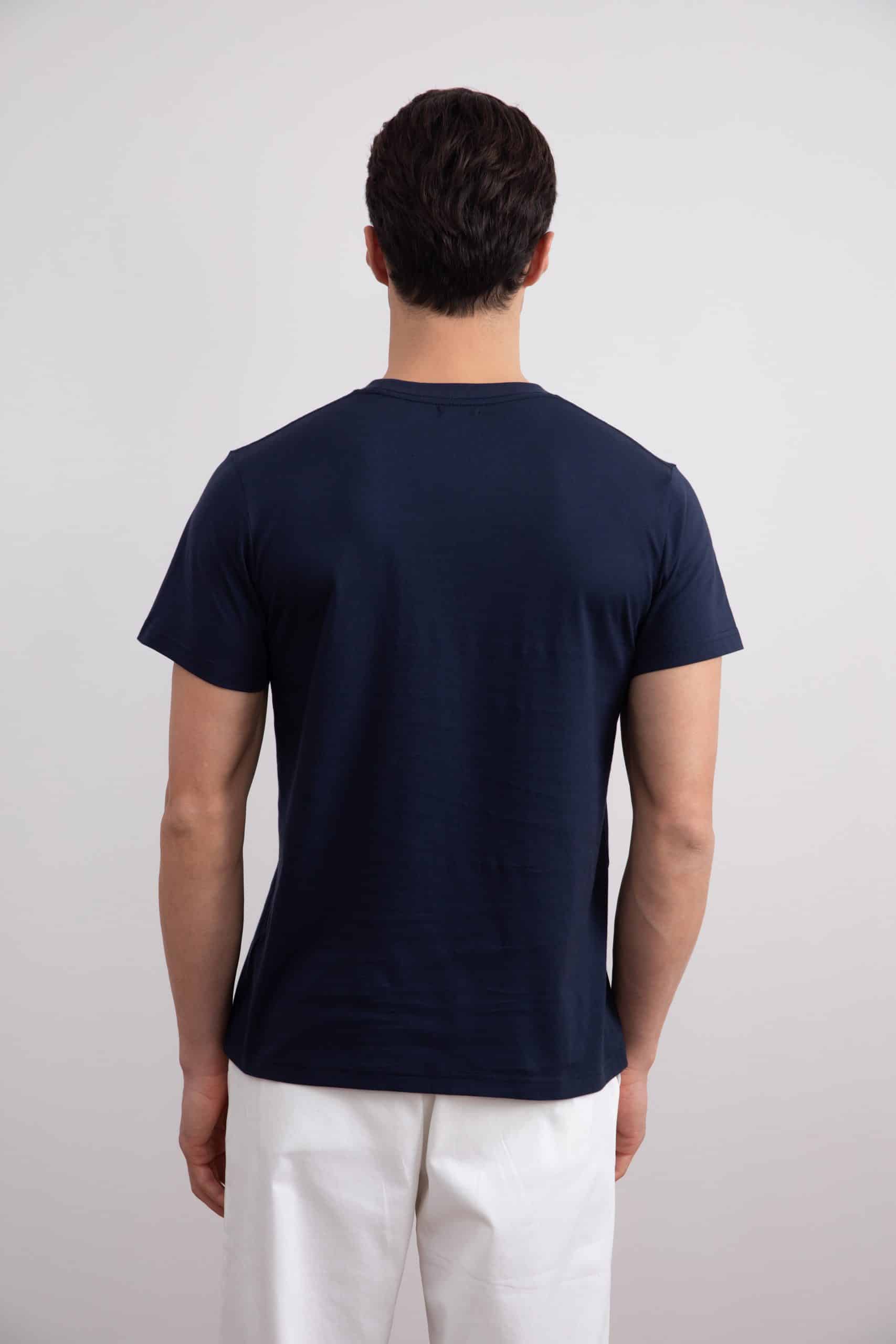 Camiseta marinha com gola alta e ajuste fino