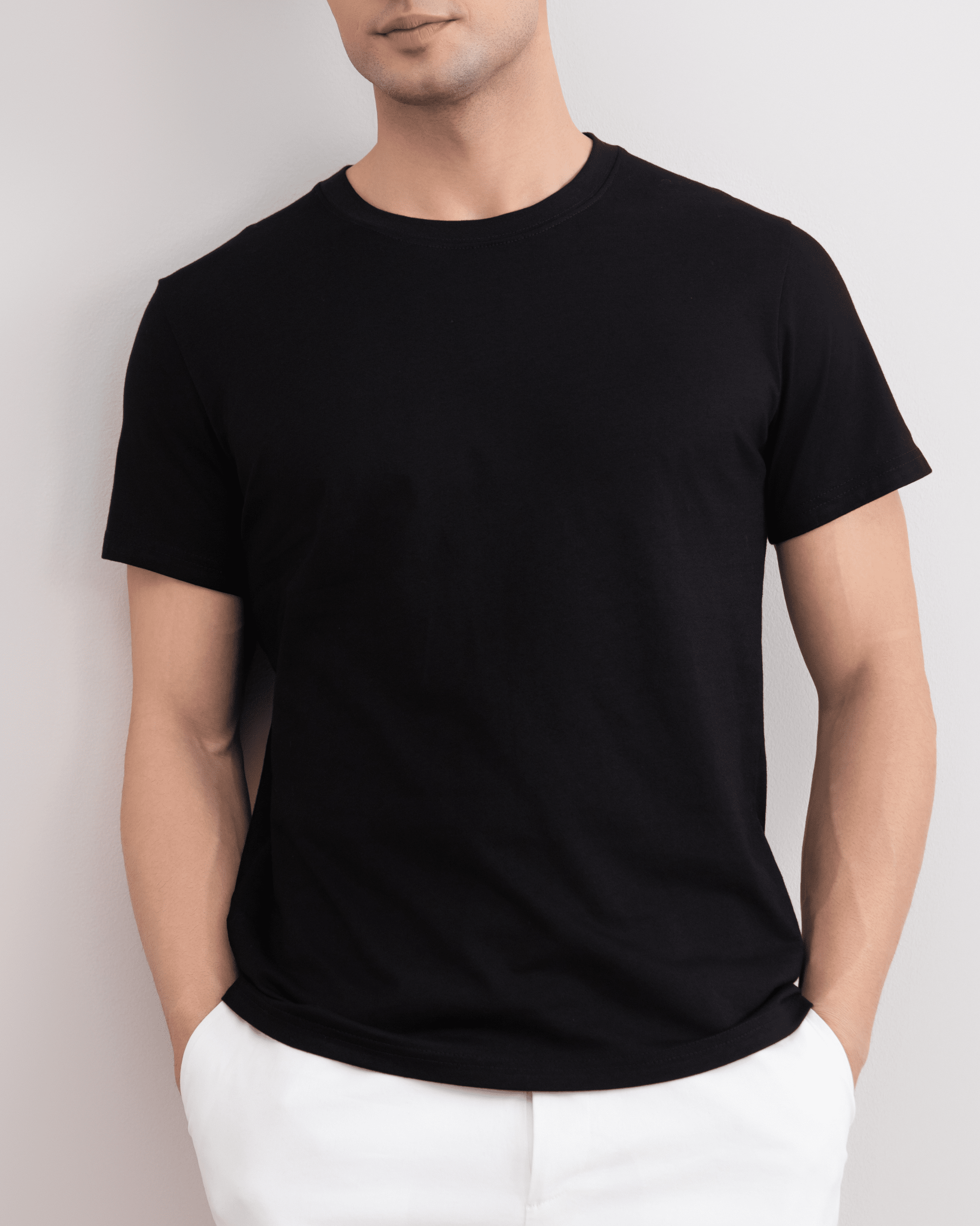 Camiseta preta com gola alta e ajuste fino