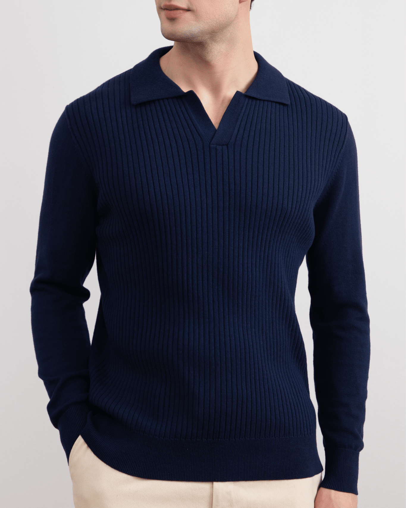 Camisa polo aberta com listras azuis