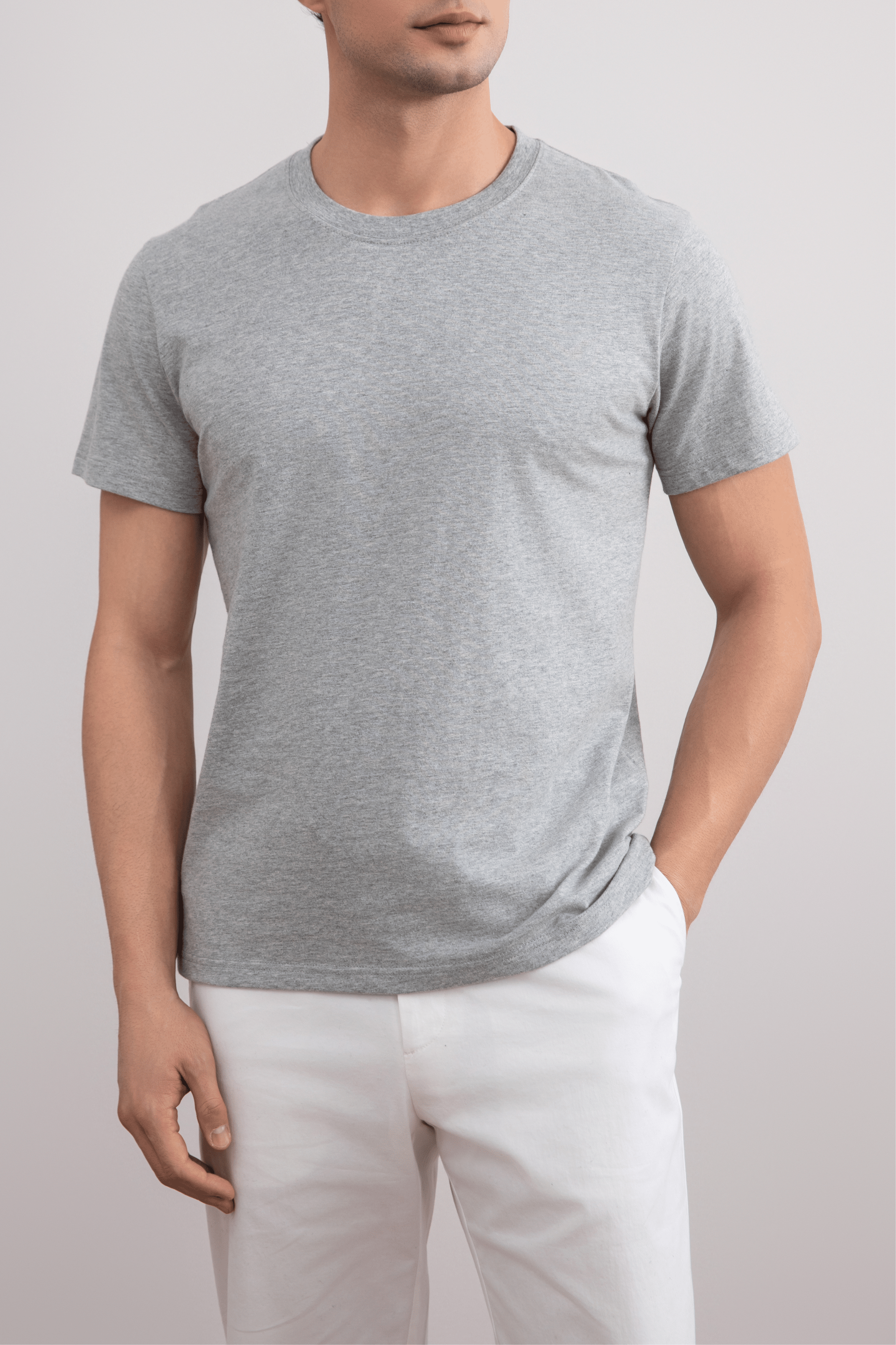 Camiseta cinza com gola alta e ajuste fino em mescla