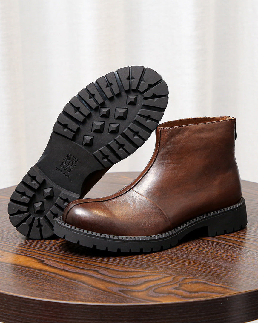 As botas de couro robustas com zíper