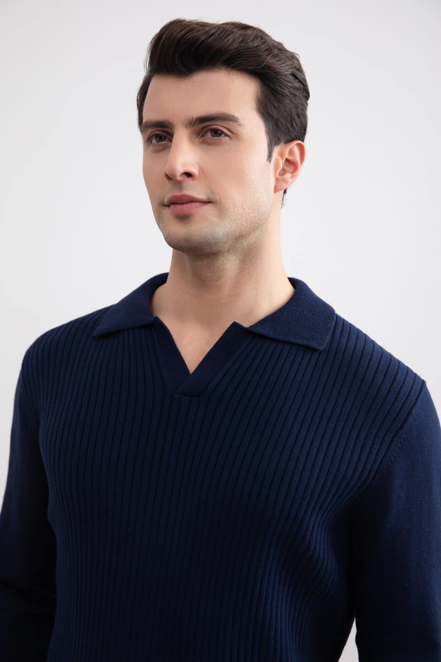 Camisa pólo aberta às riscas azuis